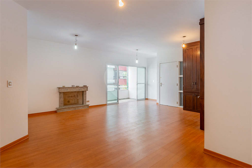 APARTAMENTO em MORUMBI