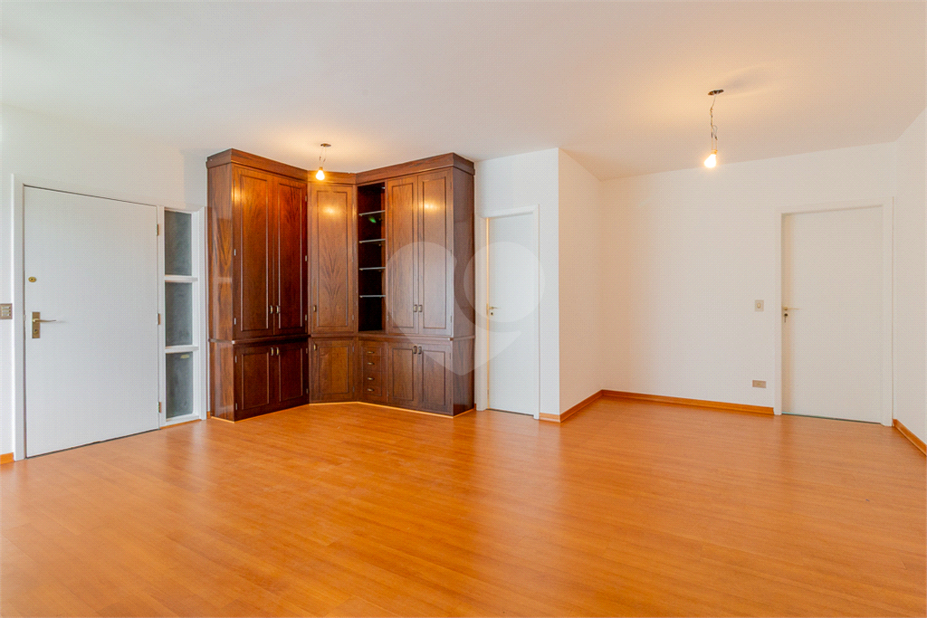 APARTAMENTO em MORUMBI