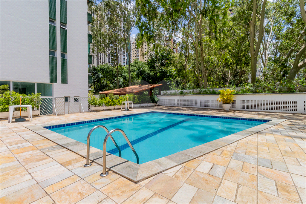 APARTAMENTO em MORUMBI