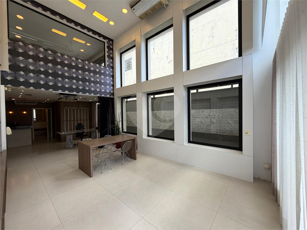 Salão Comercial de Dois Pavimentos em Localização Privilegiada! Venda e Locação