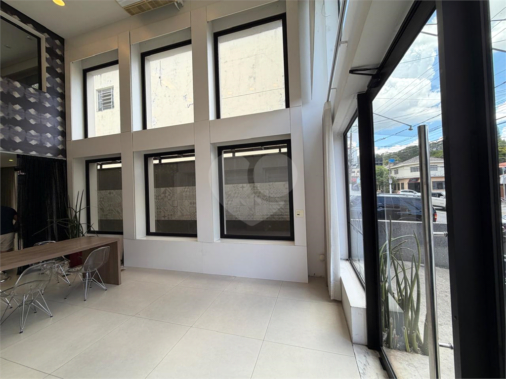 Salão Comercial de Dois Pavimentos em Localização Privilegiada! Venda e Locação