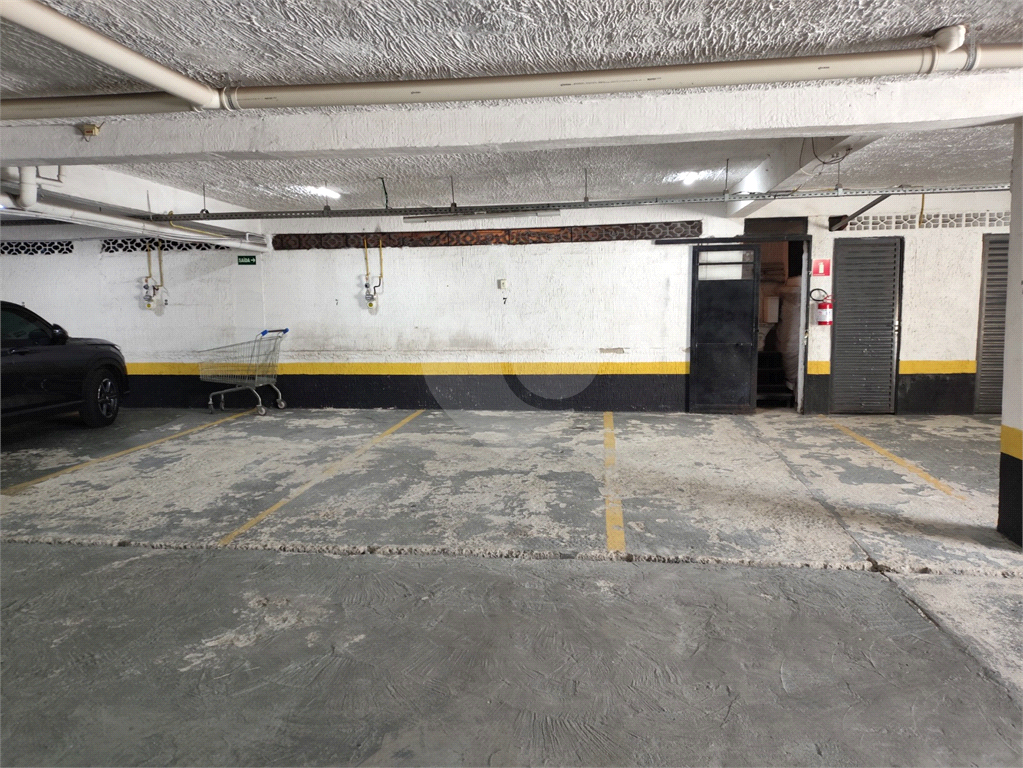 Casa em condomínio com 3 quartos e 3 vagas