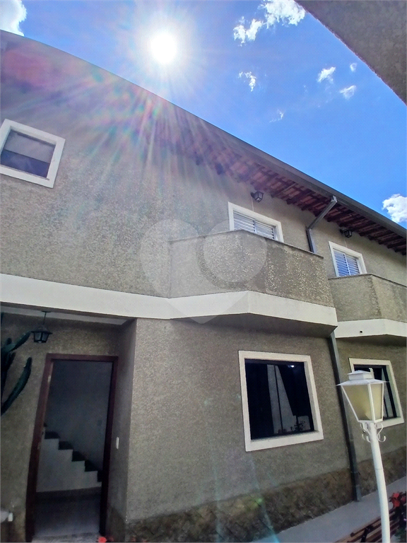 Casa em condomínio com 3 quartos e 3 vagas