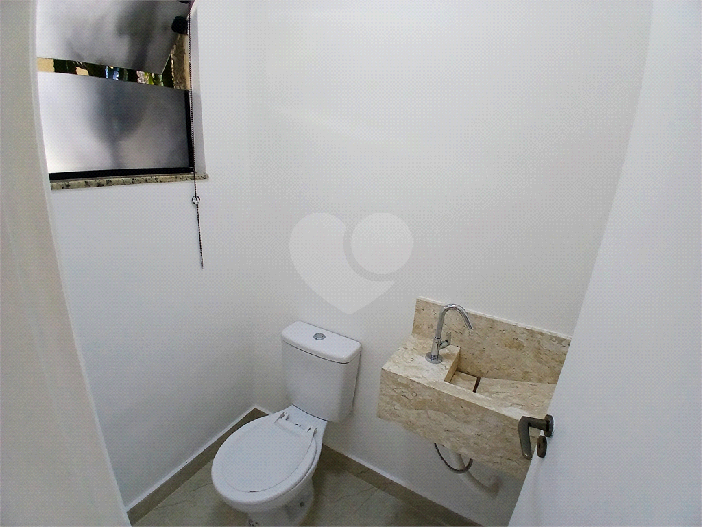 Casa em condomínio com 3 quartos e 3 vagas