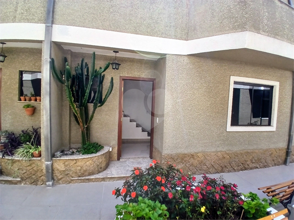 Casa em condomínio com 3 quartos e 3 vagas