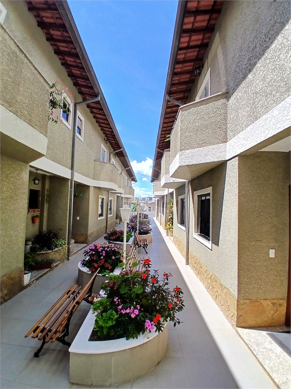 Casa em condomínio com 3 quartos e 3 vagas