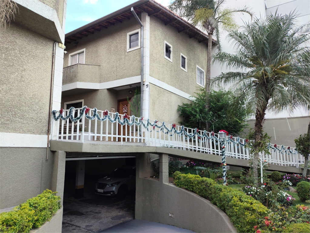 Casa em condomínio com 3 quartos e 3 vagas