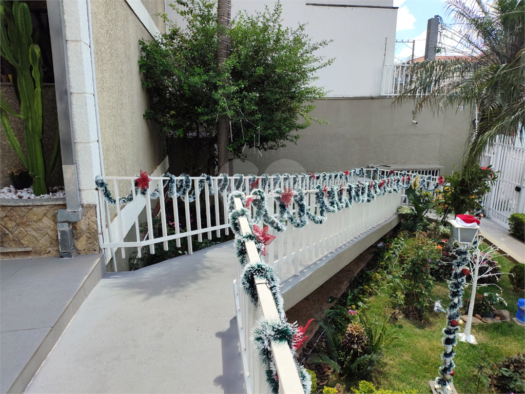 Casa em condomínio com 3 quartos e 3 vagas