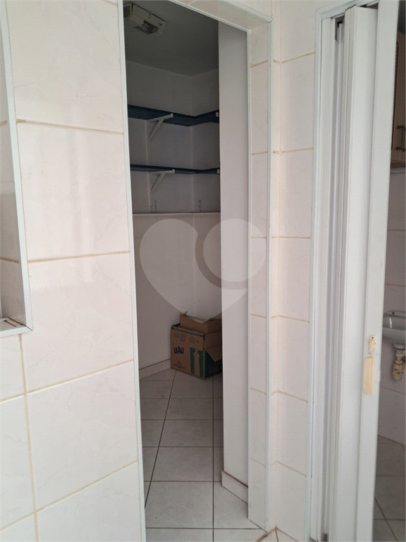 Apartamento a venda em Pinheiros com 78m2, sala de dois ambientes, 2 dormitório,, dependência de empregada e 1 vaga de garagem.. 