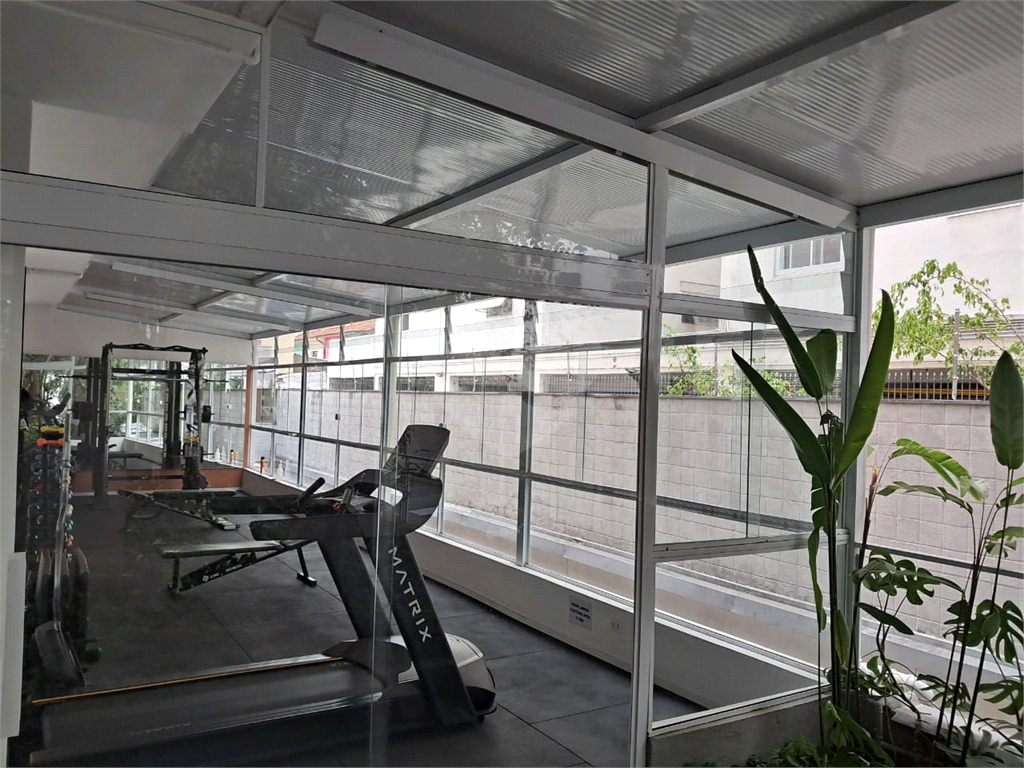 Apartamento a venda em Pinheiros com 78m2, sala de dois ambientes, 2 dormitório,, dependência de empregada e 1 vaga de garagem.. 