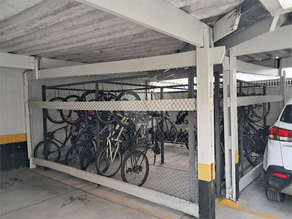 Apartamento a venda em Pinheiros com 78m2, sala de dois ambientes, 2 dormitório,, dependência de empregada e 1 vaga de garagem.. 