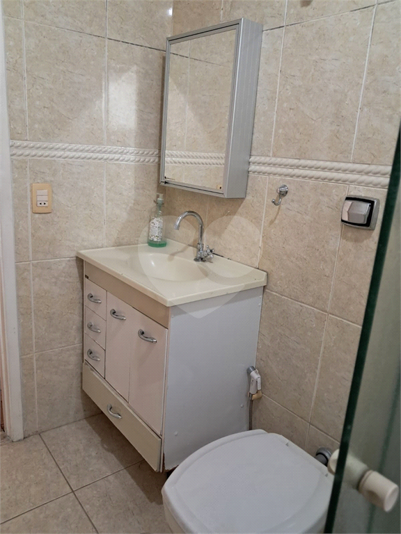 Apartamento a venda em Pinheiros com 78m2, sala de dois ambientes, 2 dormitório,, dependência de empregada e 1 vaga de garagem.. 