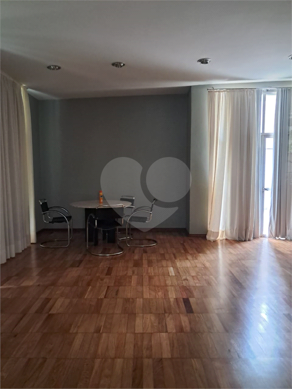 Apartamento a venda em Pinheiros com 78m2, sala de dois ambientes, 2 dormitório,, dependência de empregada e 1 vaga de garagem.. 