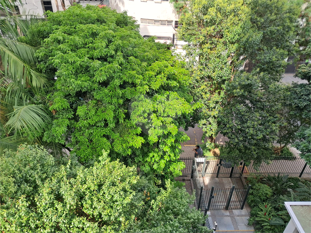 Apartamento a venda em Pinheiros com 78m2, sala de dois ambientes, 2 dormitório,, dependência de empregada e 1 vaga de garagem.. 