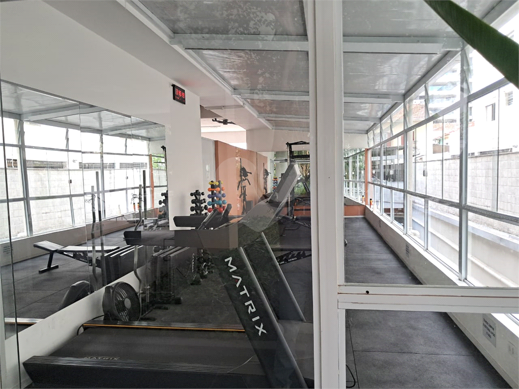 Apartamento a venda em Pinheiros com 78m2, sala de dois ambientes, 2 dormitório,, dependência de empregada e 1 vaga de garagem.. 