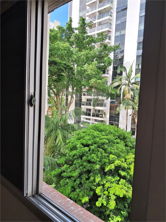 Apartamento a venda em Pinheiros com 78m2, sala de dois ambientes, 2 dormitório,, dependência de empregada e 1 vaga de garagem.. 