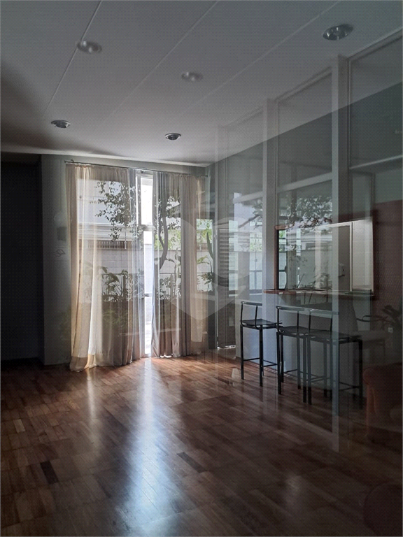 Apartamento a venda em Pinheiros com 78m2, sala de dois ambientes, 2 dormitório,, dependência de empregada e 1 vaga de garagem.. 