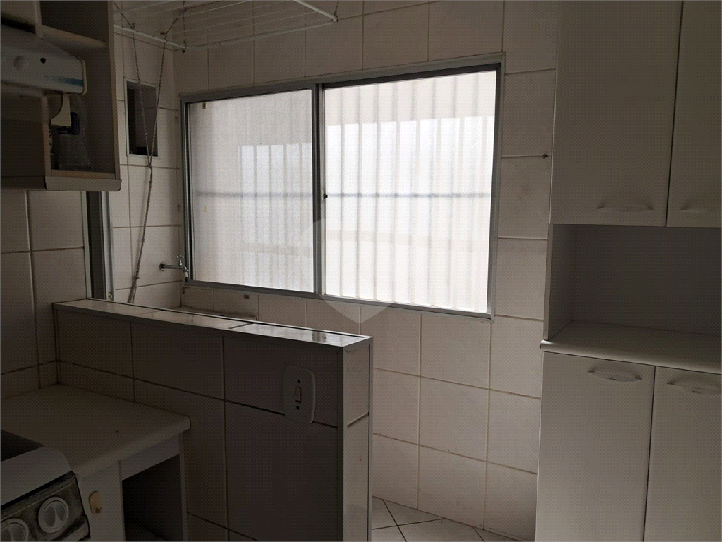 Apartamento a venda em Pinheiros com 78m2, sala de dois ambientes, 2 dormitório,, dependência de empregada e 1 vaga de garagem.. 