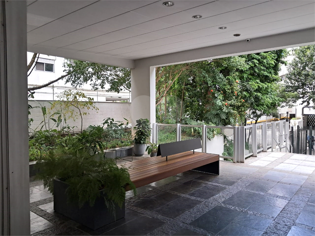 Apartamento a venda em Pinheiros com 78m2, sala de dois ambientes, 2 dormitório,, dependência de empregada e 1 vaga de garagem.. 