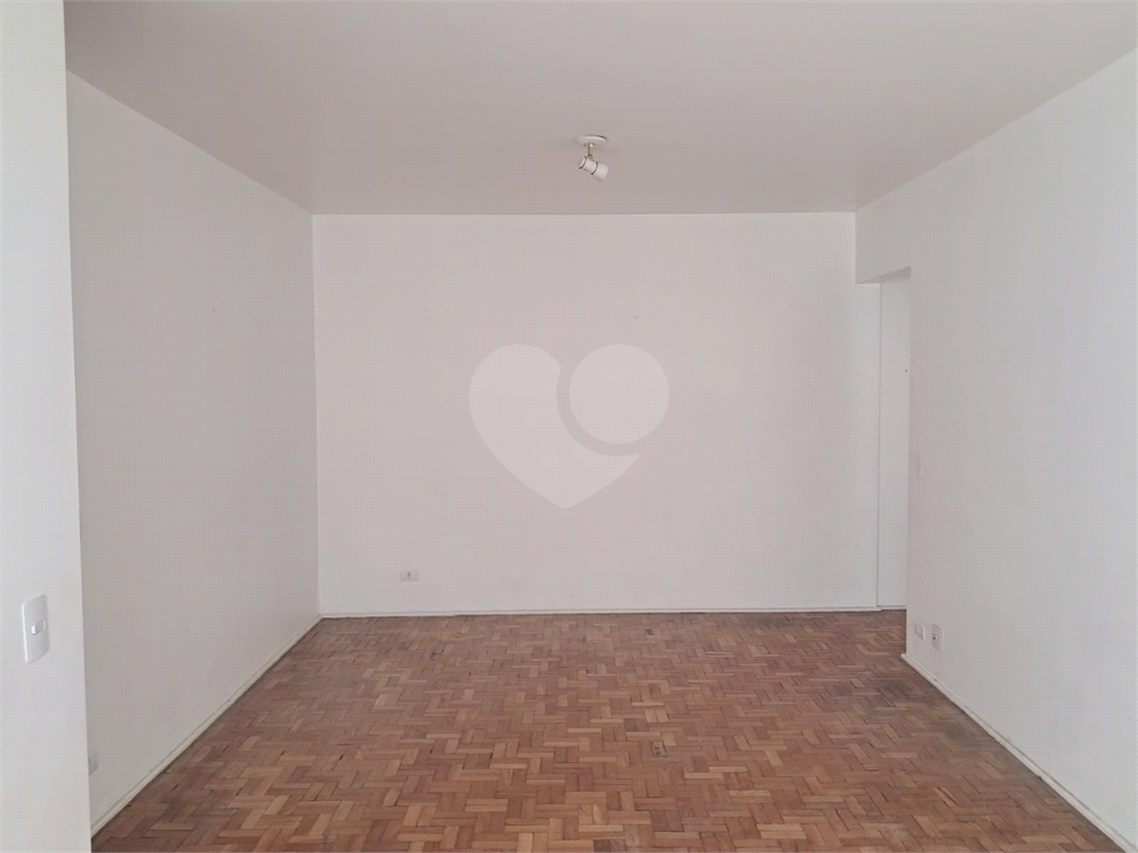 Apartamento a venda em Pinheiros com 78m2, sala de dois ambientes, 2 dormitório,, dependência de empregada e 1 vaga de garagem.. 