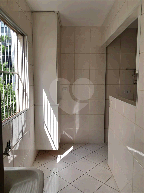 Apartamento a venda em Pinheiros com 78m2, sala de dois ambientes, 2 dormitório,, dependência de empregada e 1 vaga de garagem.. 