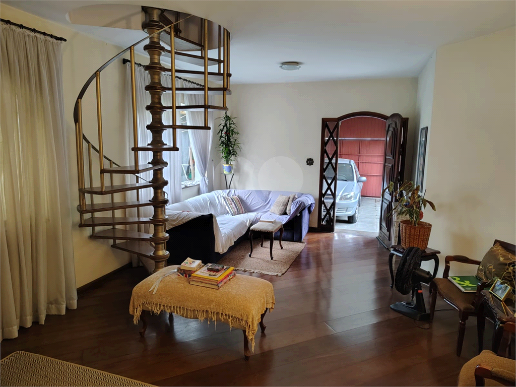 Casa térrea ampla com 5 quartos, suíte, quintal e 10 vagas de garagem