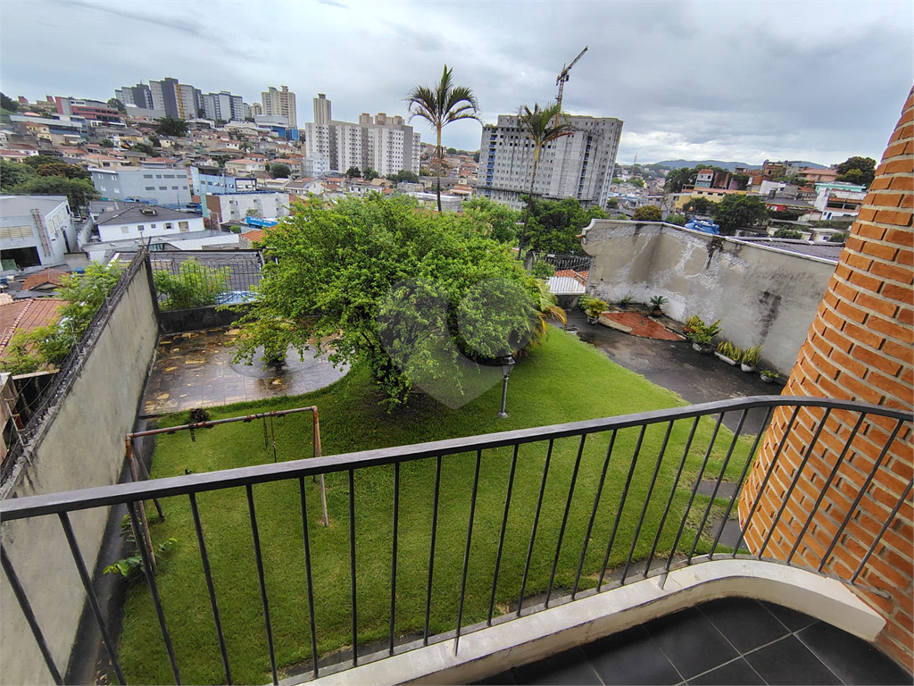 Casa térrea ampla com 5 quartos, suíte, quintal e 10 vagas de garagem