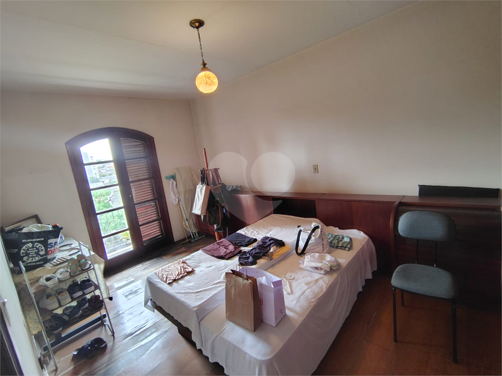 Casa térrea ampla com 5 quartos, suíte, quintal e 10 vagas de garagem