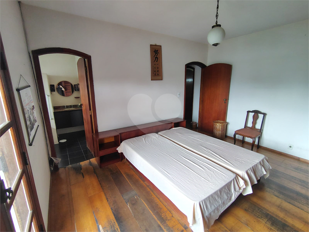 Casa térrea ampla com 5 quartos, suíte, quintal e 10 vagas de garagem