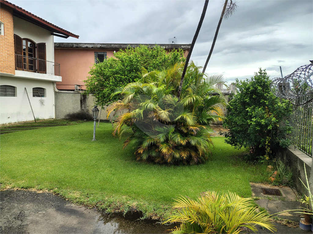 Casa térrea ampla com 5 quartos, suíte, quintal e 10 vagas de garagem