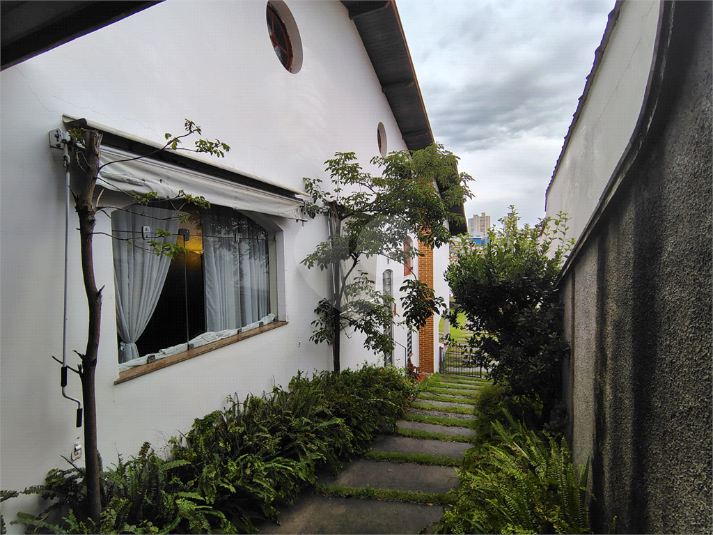 Casa térrea ampla com 5 quartos, suíte, quintal e 10 vagas de garagem