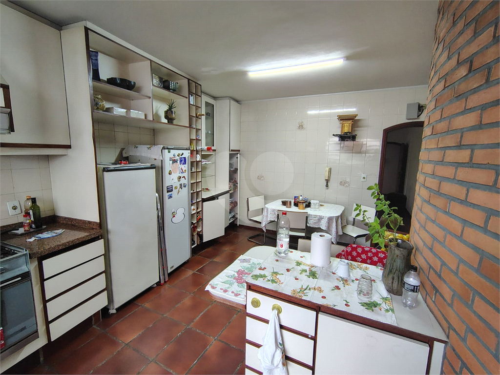 Casa térrea ampla com 5 quartos, suíte, quintal e 10 vagas de garagem