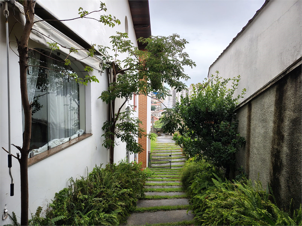 Casa térrea ampla com 5 quartos, suíte, quintal e 10 vagas de garagem