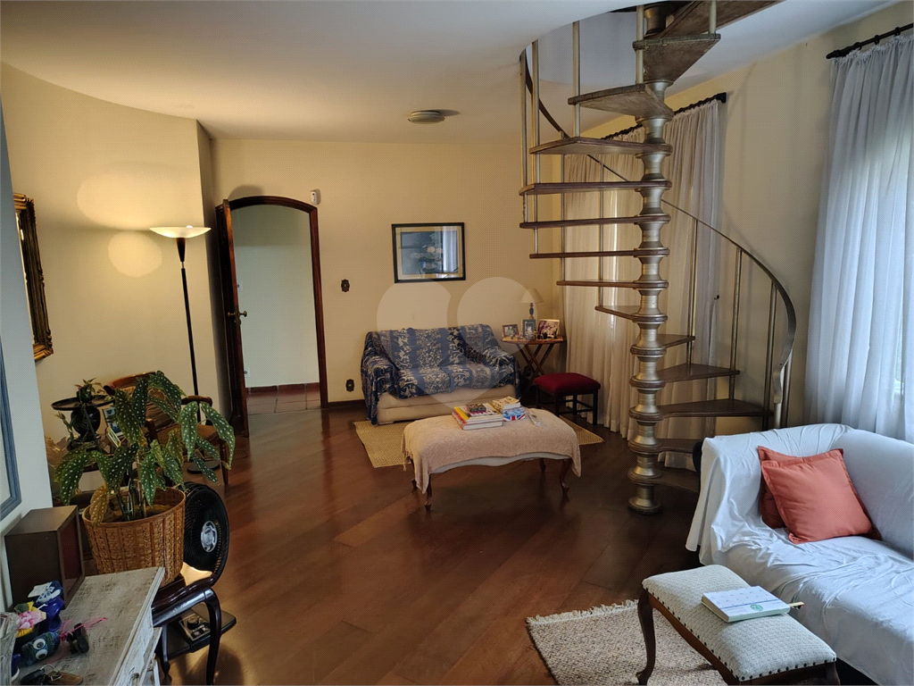 Casa térrea ampla com 5 quartos, suíte, quintal e 10 vagas de garagem