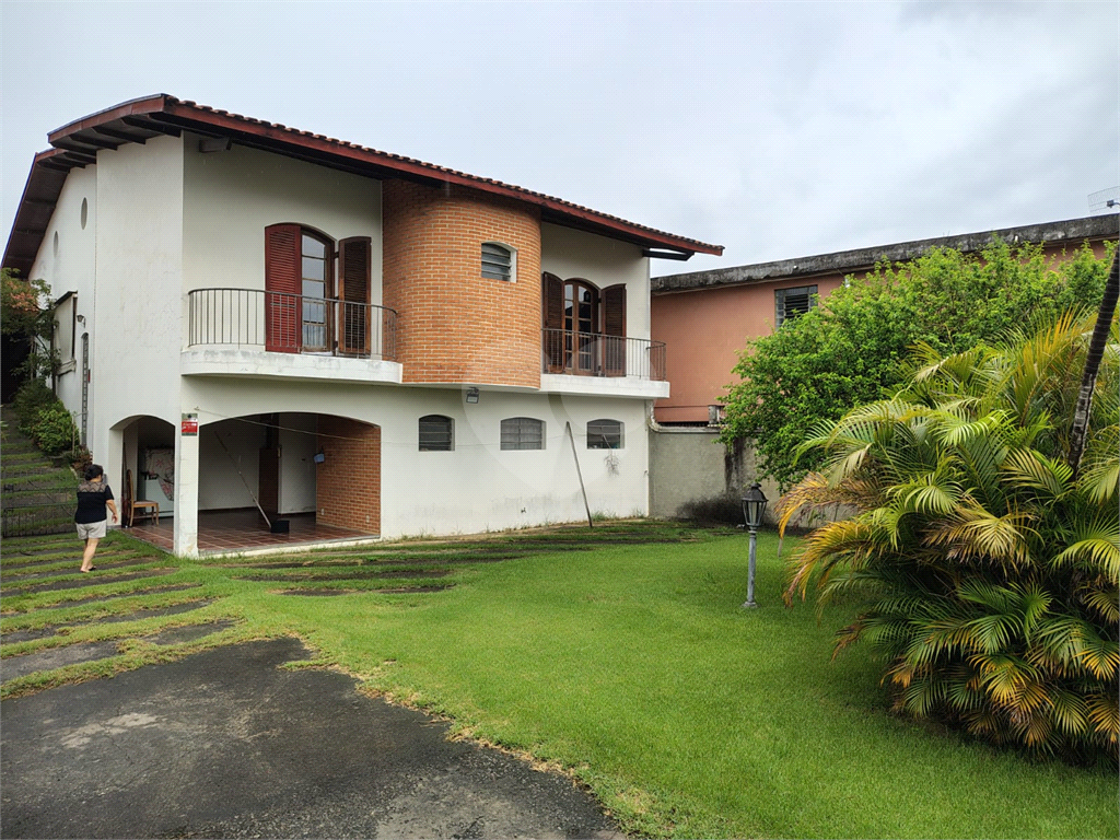 Casa térrea ampla com 5 quartos, suíte, quintal e 10 vagas de garagem