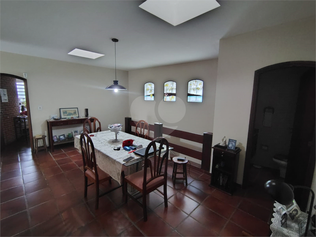 Casa térrea ampla com 5 quartos, suíte, quintal e 10 vagas de garagem