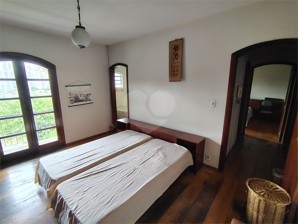 Casa térrea ampla com 5 quartos, suíte, quintal e 10 vagas de garagem