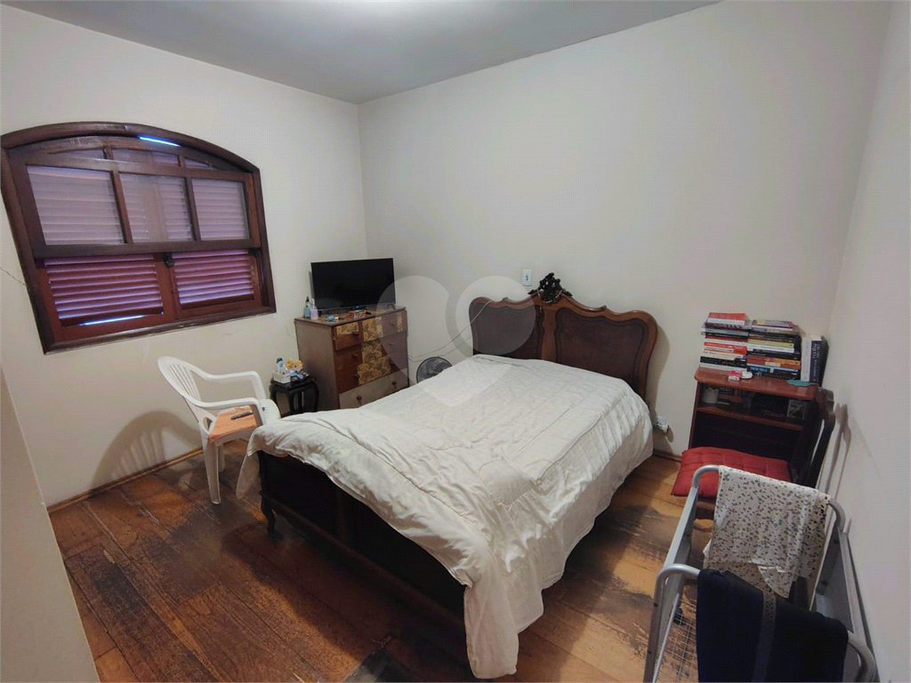 Casa térrea ampla com 5 quartos, suíte, quintal e 10 vagas de garagem