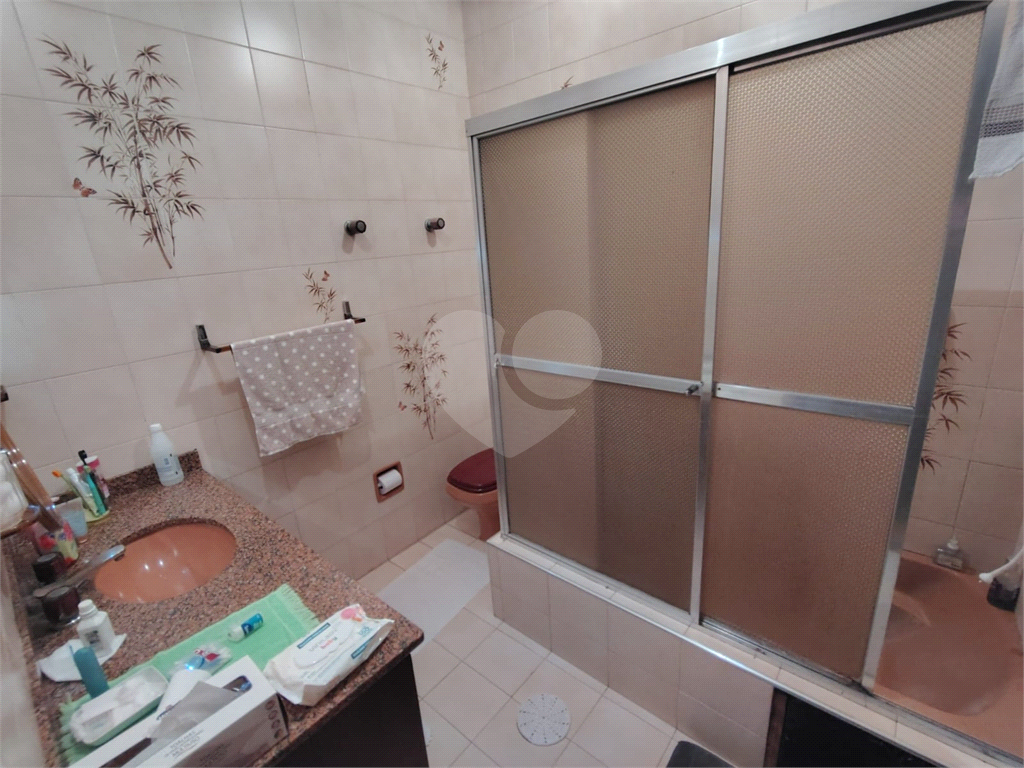 Casa térrea ampla com 5 quartos, suíte, quintal e 10 vagas de garagem