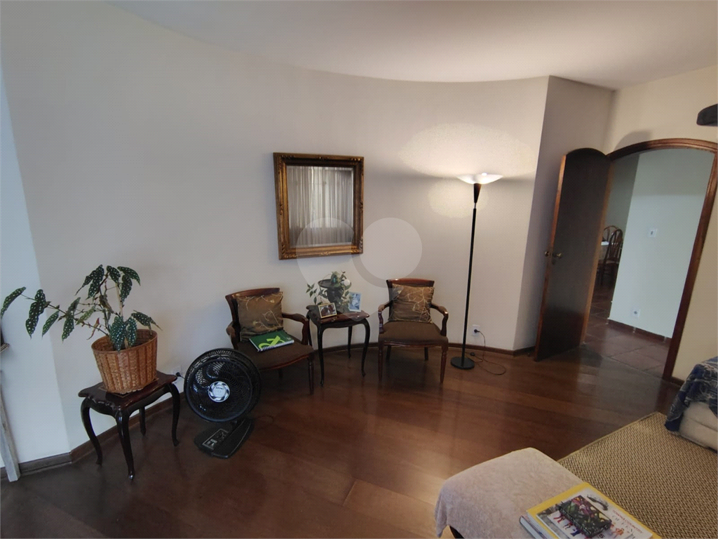 Casa térrea ampla com 5 quartos, suíte, quintal e 10 vagas de garagem