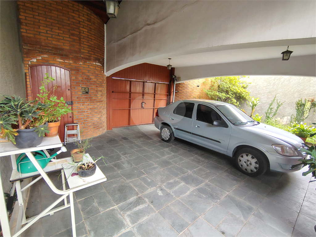 Casa térrea ampla com 5 quartos, suíte, quintal e 10 vagas de garagem