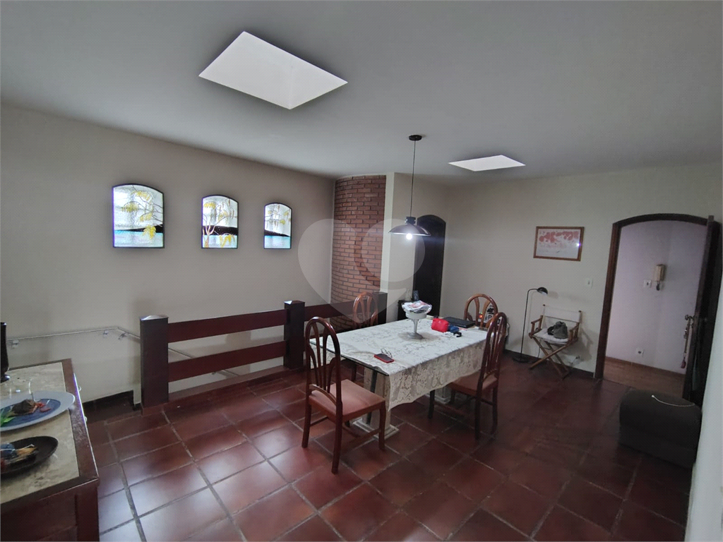 Casa térrea ampla com 5 quartos, suíte, quintal e 10 vagas de garagem