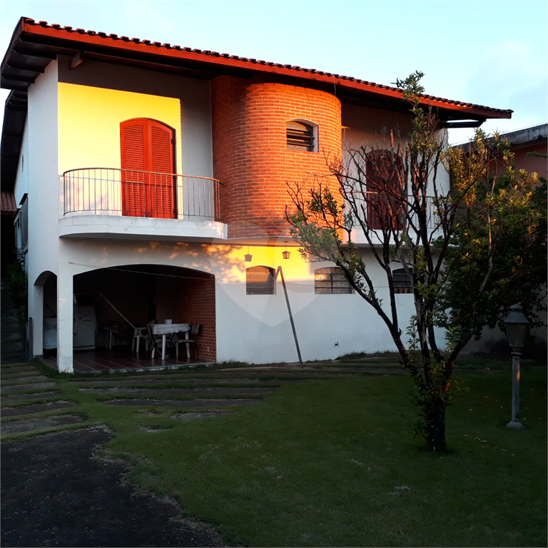 Casa térrea ampla com 5 quartos, suíte, quintal e 10 vagas de garagem