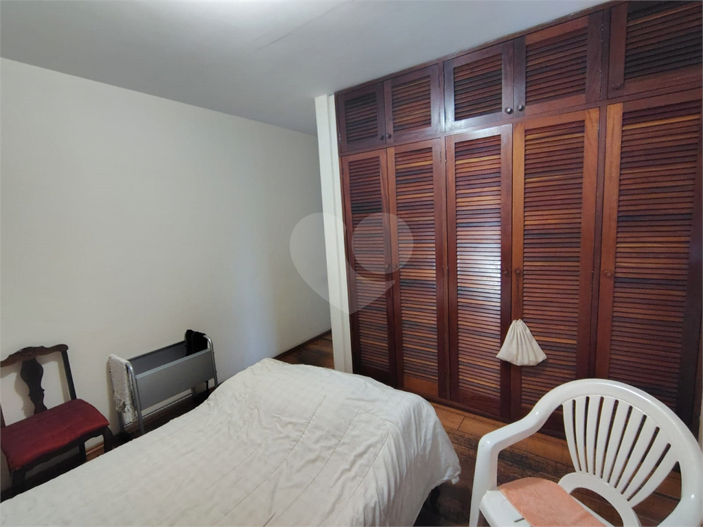 Casa térrea ampla com 5 quartos, suíte, quintal e 10 vagas de garagem