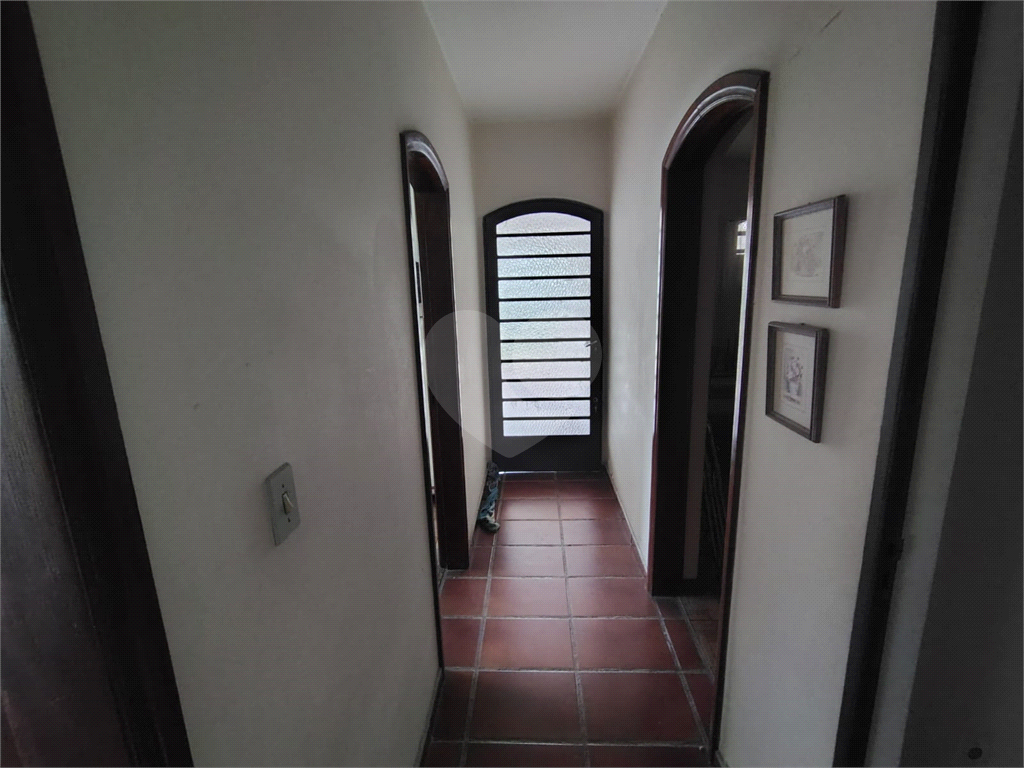 Casa térrea ampla com 5 quartos, suíte, quintal e 10 vagas de garagem