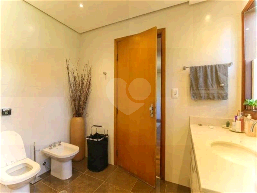 Casa de alto padrão no Morumbi – segurança, luz natural e elegância em um refúgio urbano exclusivo.