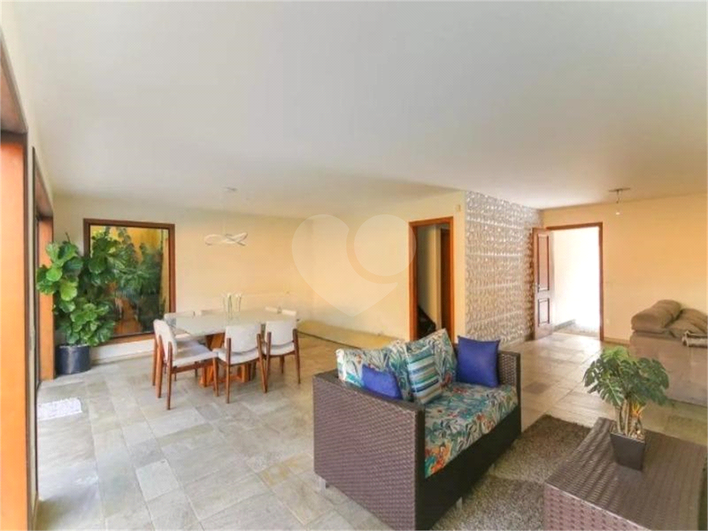 Casa de alto padrão no Morumbi – segurança, luz natural e elegância em um refúgio urbano exclusivo.