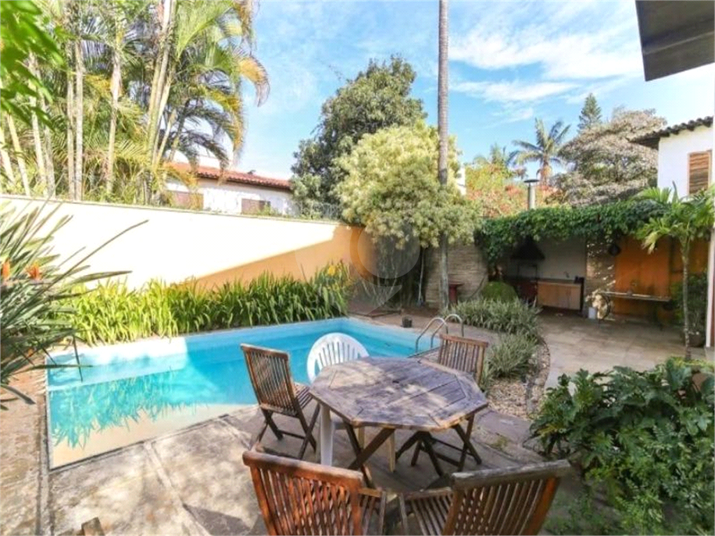 Casa de alto padrão no Morumbi – segurança, luz natural e elegância em um refúgio urbano exclusivo.