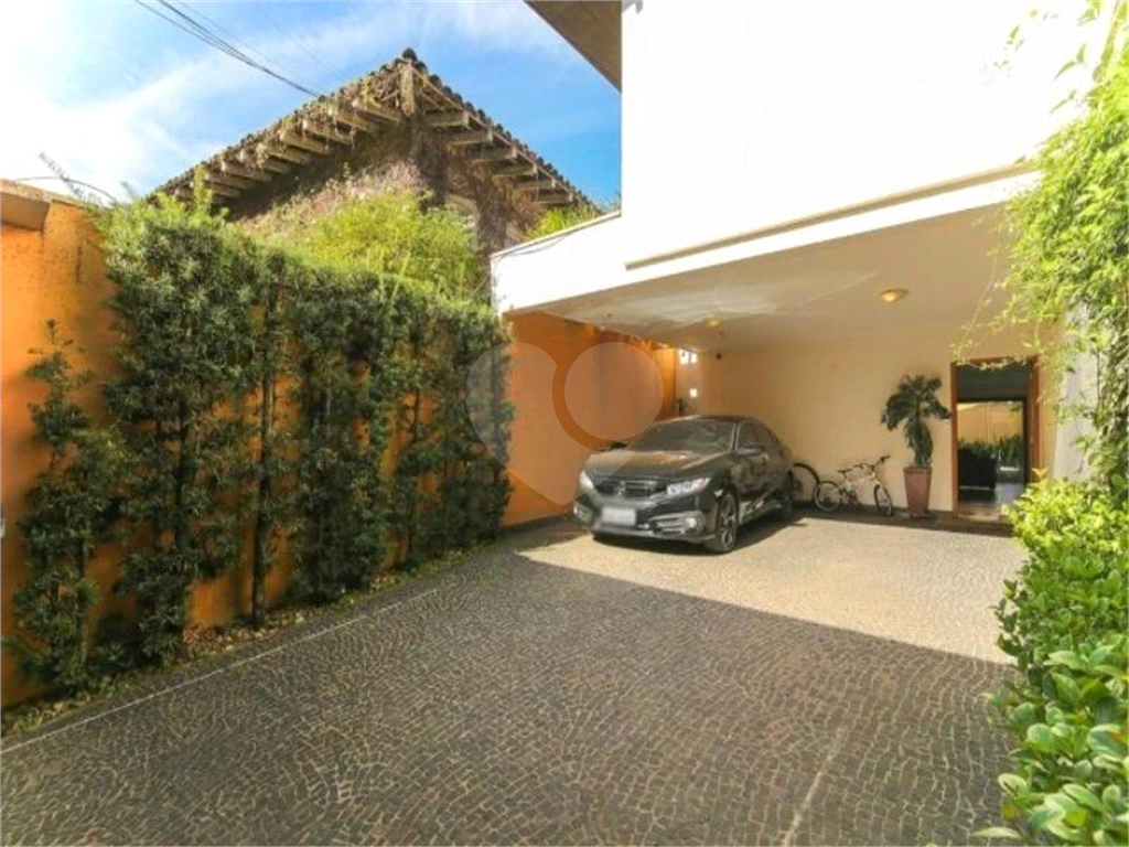 Casa de alto padrão no Morumbi – segurança, luz natural e elegância em um refúgio urbano exclusivo.