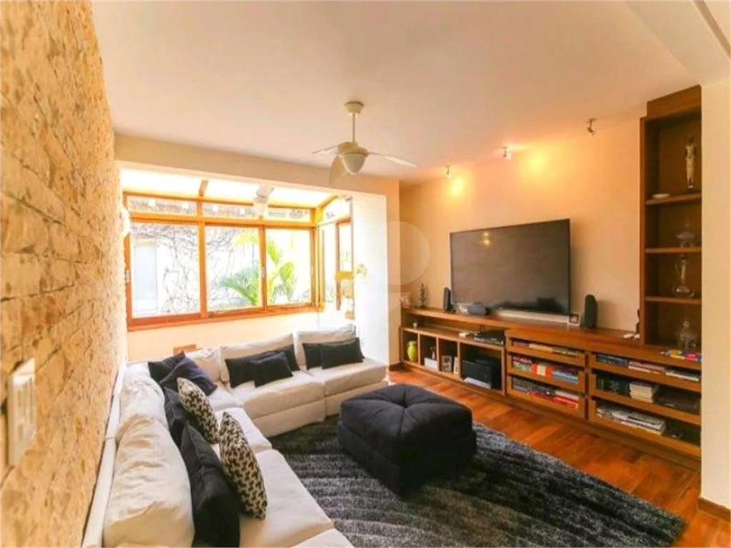 Casa de alto padrão no Morumbi – segurança, luz natural e elegância em um refúgio urbano exclusivo.